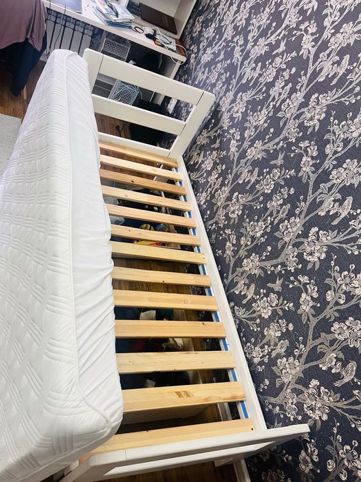 Кровать с матрасом