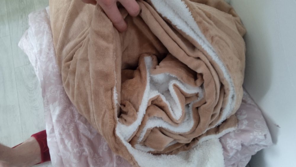 Продам два корпе и одеяло с пледом