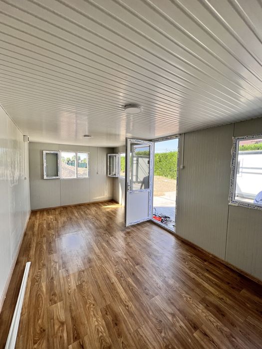 Vand container vitrina cu lambriu si grup sanitar