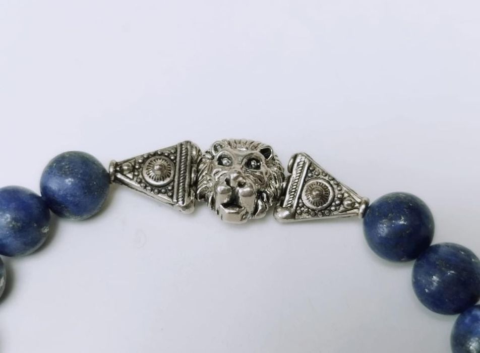 Bratara veche cu lapis lazuli si inchizatoare argintie cu un leu, copi