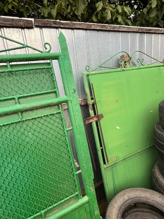 Poartă din fier în stare bună .