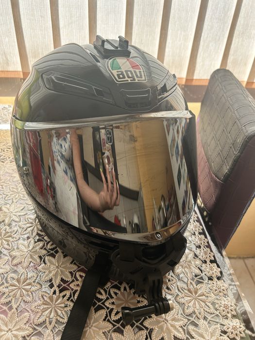 Продавам оригинална мото каска AGV K6, размер L (60–61 см). Дата на производство 03/2020 г. Много лека и удобна .