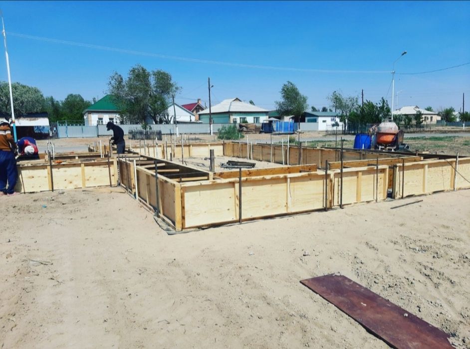 Фундамент құятын бригада бар