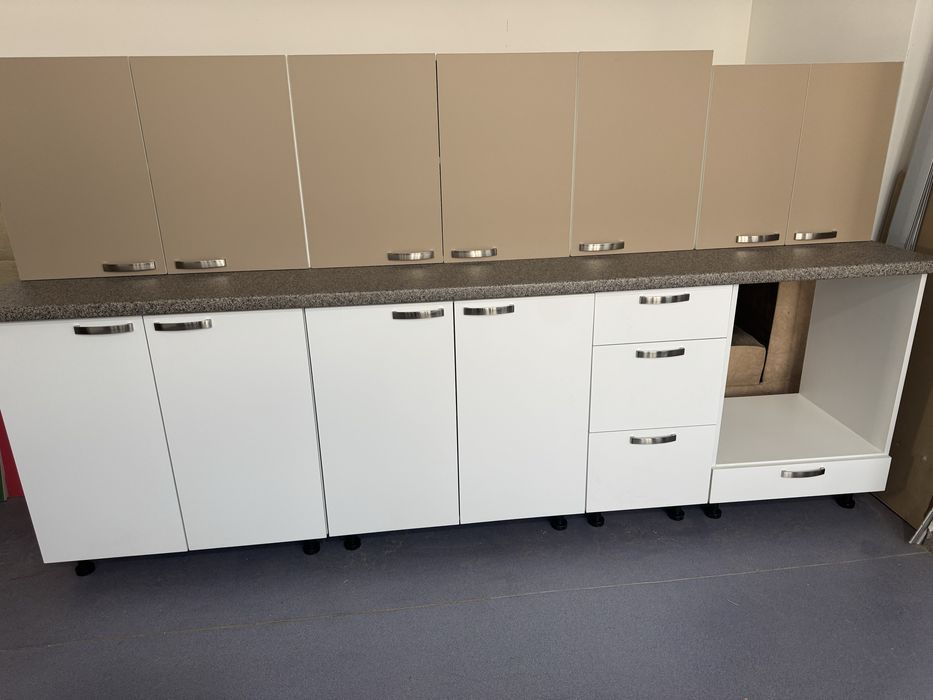 Mobila de bucatarie MDF mat , lungime 260 cm plus masa cadou. !!