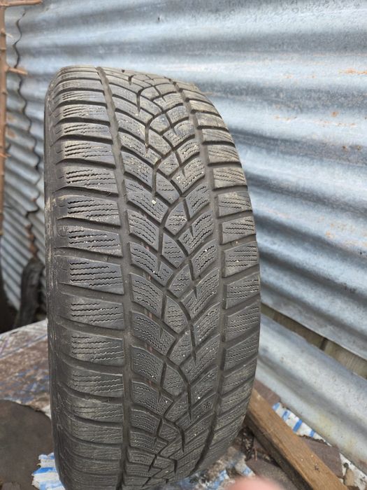 Vând  janta cu cauciuc pe ea dimensine215/55/16