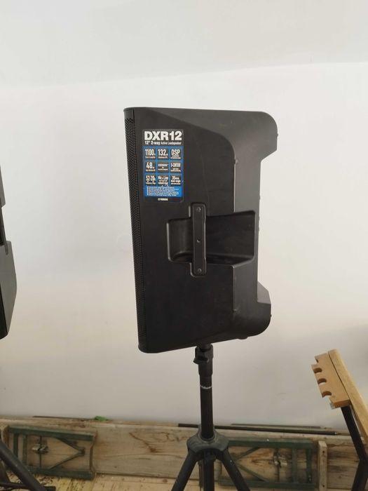 2 Boxe Yamaha DXR12 1100W cu stative și cabluri de alimentare