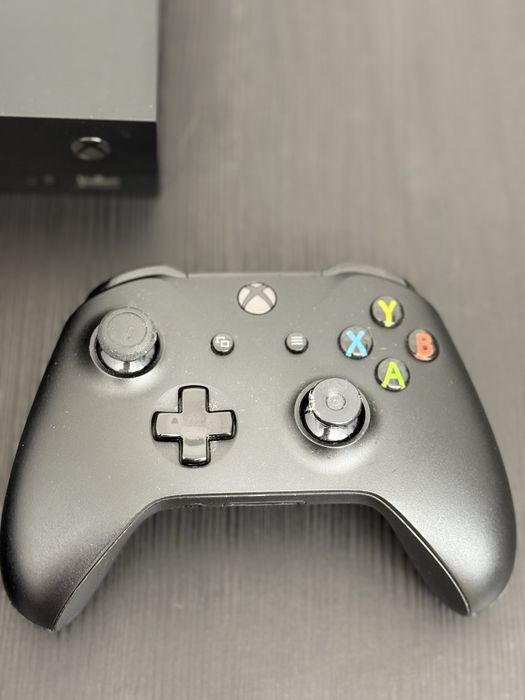 Vand Xbox One X 1 TB + Controller | TIMISOARA