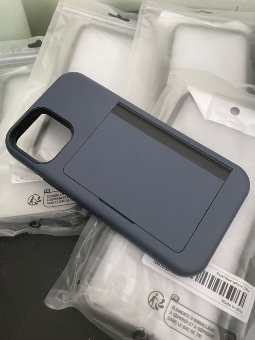 Кейс с отделение за няколко карти