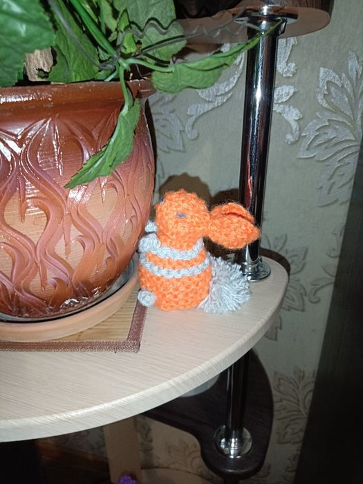 Игрушки ручной работы, брелоки, ёлочные украшения, вязаные из пряжи.