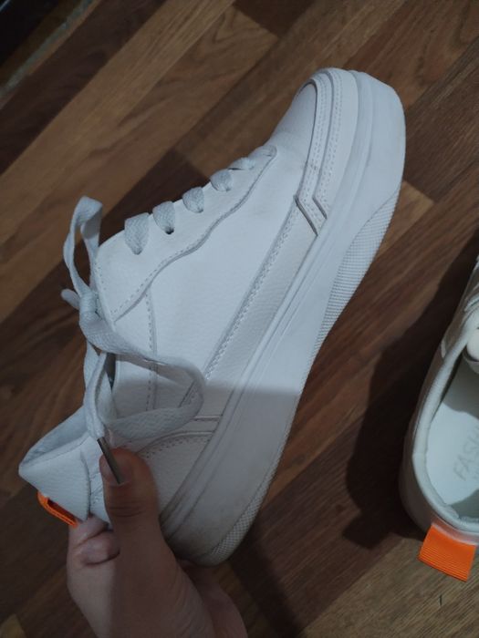 Кроссовки одевала пару раз