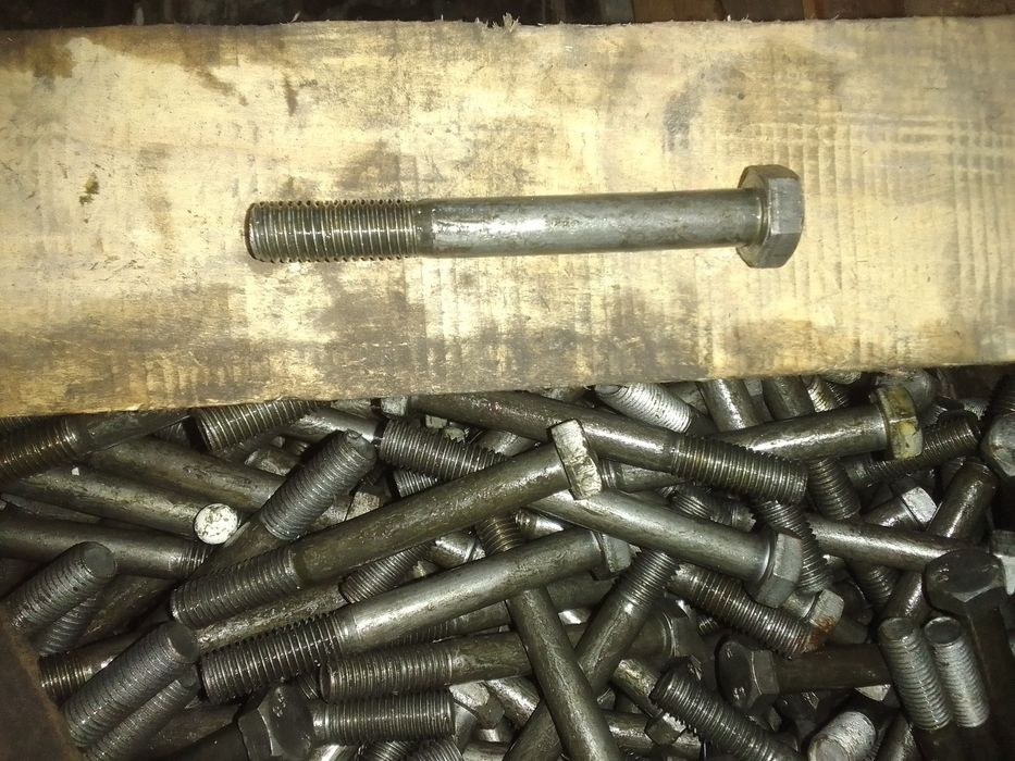 Продам болты . Шпильки