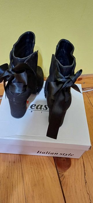 Дамски боти от велур