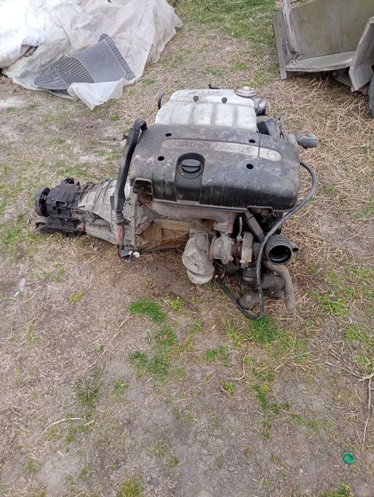 Двигател Мерцедес 2.2 CDI 125 к.с OM611  и ръчна скоростна кутия.