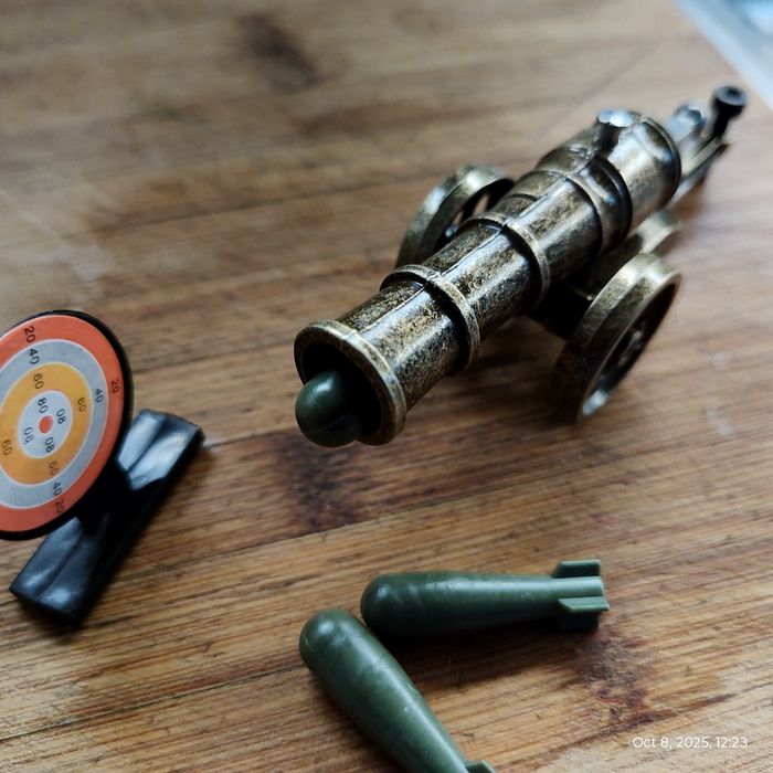 Топ - оръдие / Метален топ със снаряди.