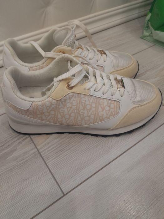 Продаю Женские Кроссовки