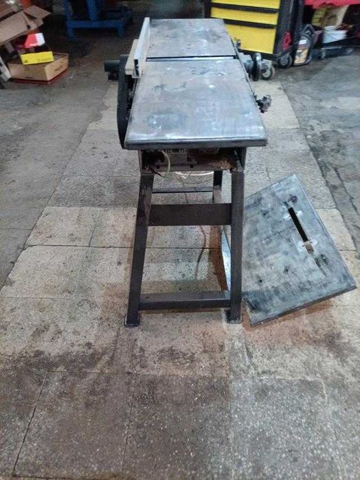 Триоперационна дърводелска машина.