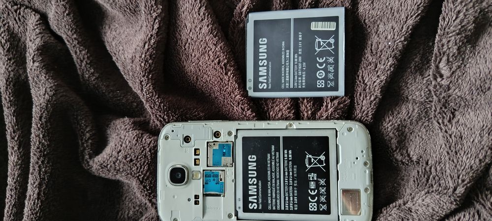 Telefon Samsung S4 mini  pentru piese scăpat în apă nu se aprinde ecranul plus o baterie nouă și o folie pentru ecran