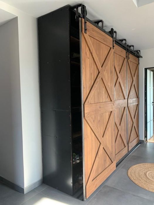 Rafturi/ birouri/ receptii stil industrial, fier/lemn natural.