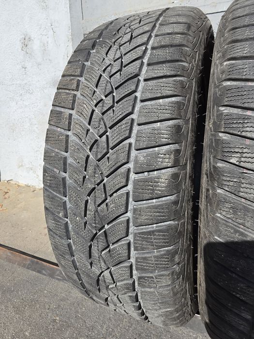 2 бр. зимни гуми 215/55/17 GoodYear 6,5 mm DOT 3317