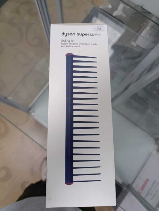 Подарок на 8 Марта — расческа Dyson Supersonic