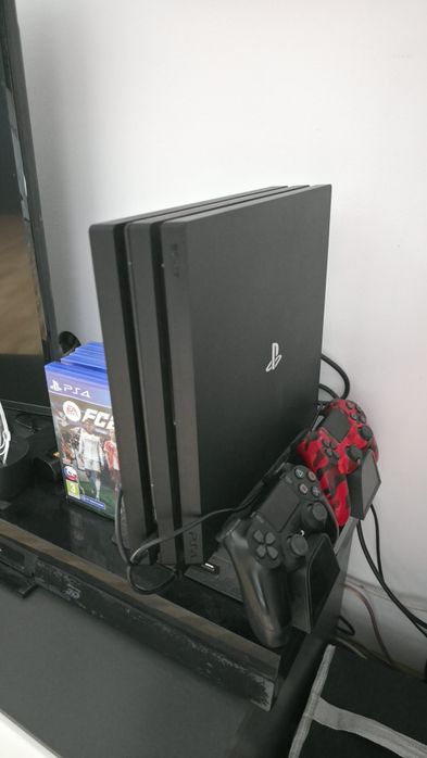 Vand PS 4 PRO într-o stare excelentă