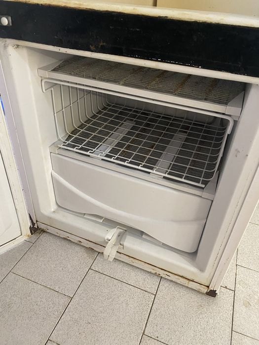 Продавам работещ хладилник Polar