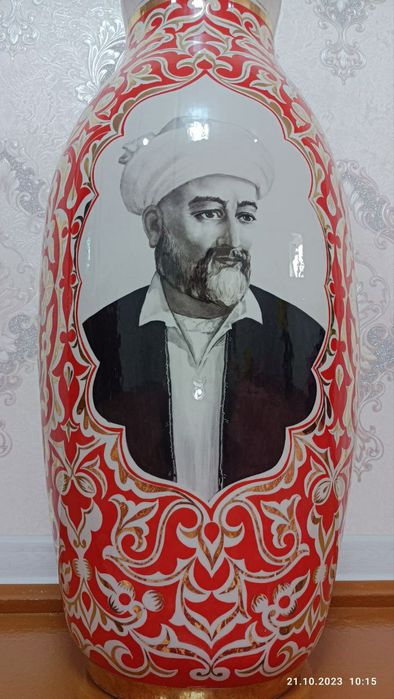 Katta vaza Alisher Navoiy