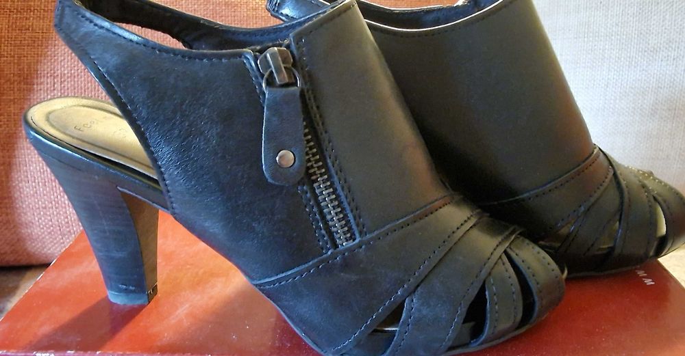 Дамски сандали Marco Tozzi , велур и  кожа  38 и 37 номер  по 30 лв.