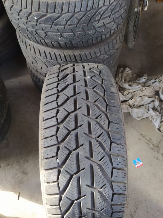 Set 4 Anvelope iarnă dimensiuni 235 45 18