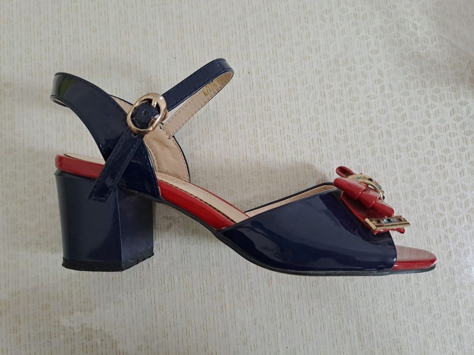 Продам женские босоножки