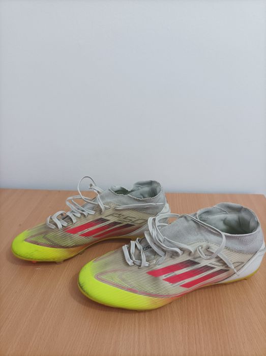 Ghete de fotbal mixte și turnate