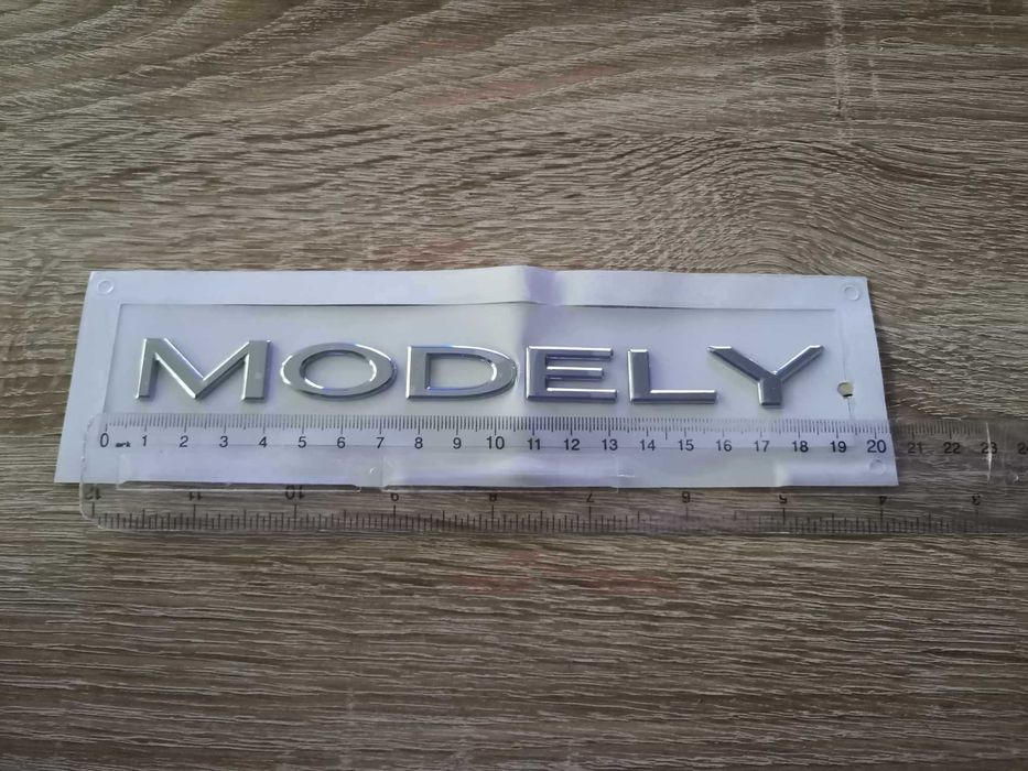 надпис сребрист гланц Tesla Model Y