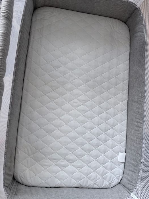 Функционална и практична бебешка мини-кошара.