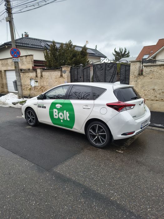 Vând Toyota Auris Hybrid
