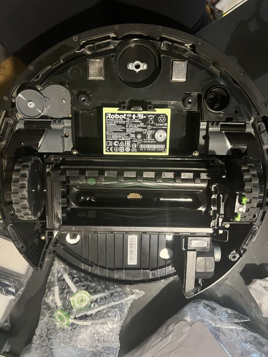 Прахосмукачка робот IRobot Roomba i7+ със станция