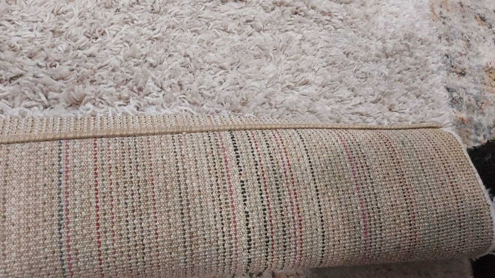 Ковёр бежевый,с длинным ворсом.