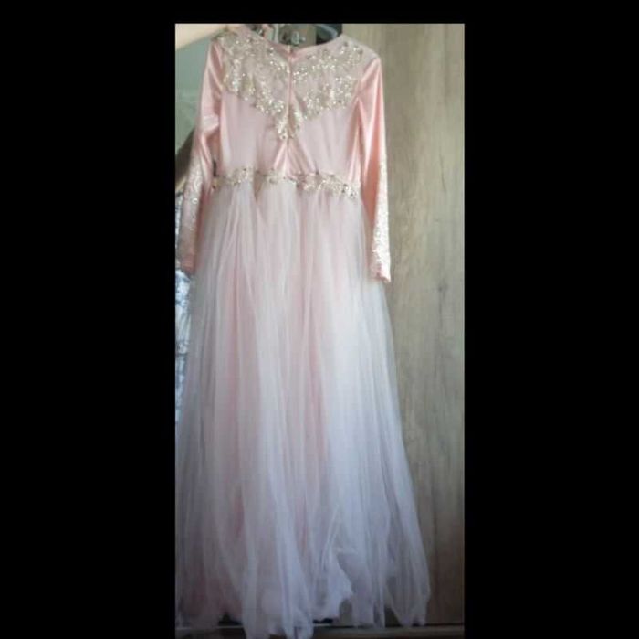 Och pushti rang oqshom libosi.