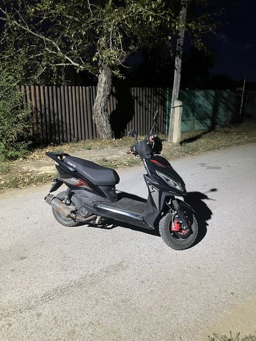 Продам скутер на бодром ходу