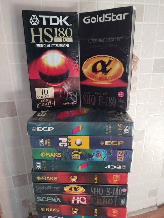 Видеокассеты с записями и чтстые