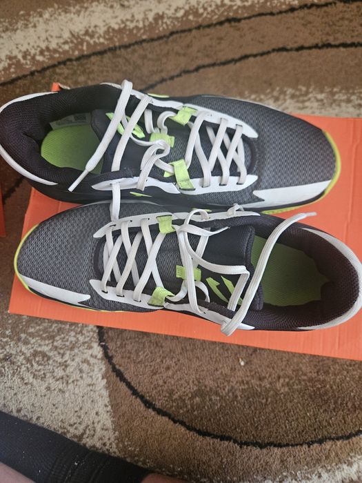 Vând adidasi baschet precision 6