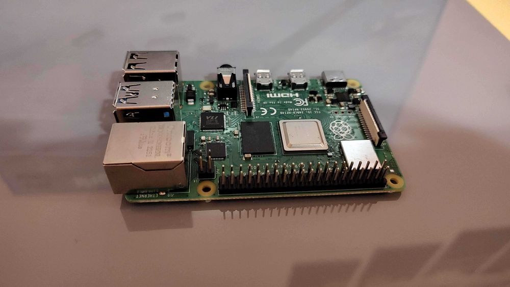 Raspberry Pi 4 Model B (4 или 8 ГБ РАМ)