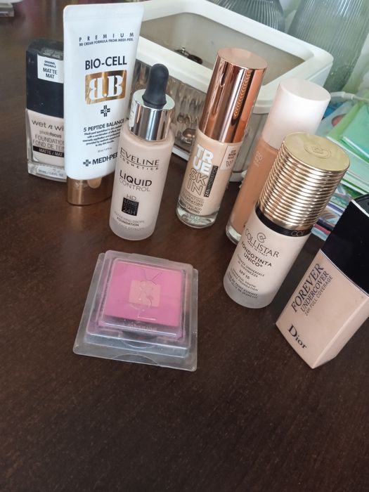 Тональный крем и румяна