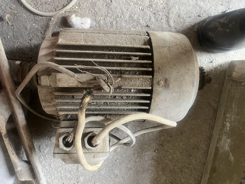 Продам промышленую мясорубку