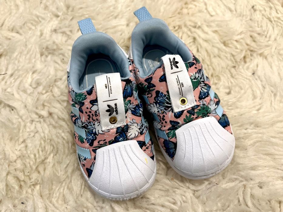 Adidas за момиче. Номер 21, стелки 13,5 см.