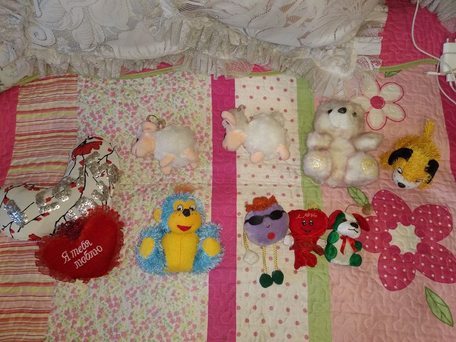Мягкие игрушки обезьянка, собака, овечки, сердце, медведь.