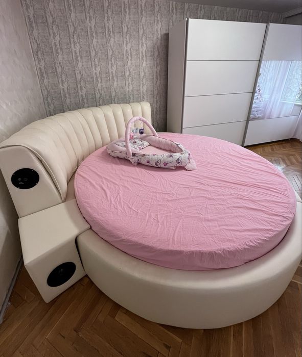 Кръгла спалня с вградени тонколони