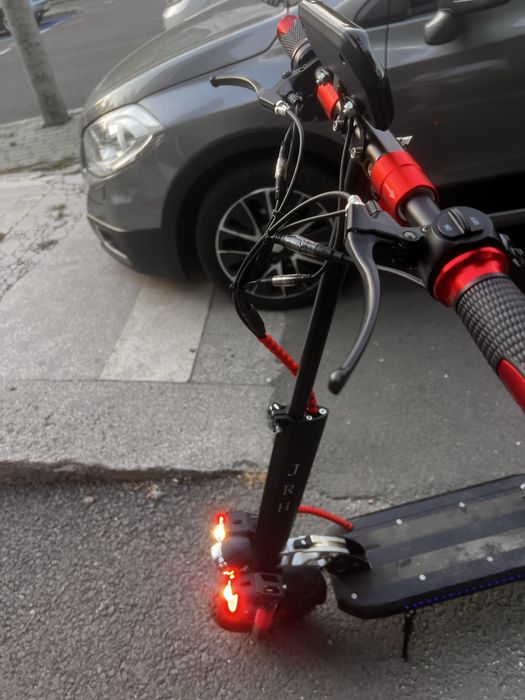 Vand trotineta jrh t16 noua inca in garantie luata acum 1 luna jumate