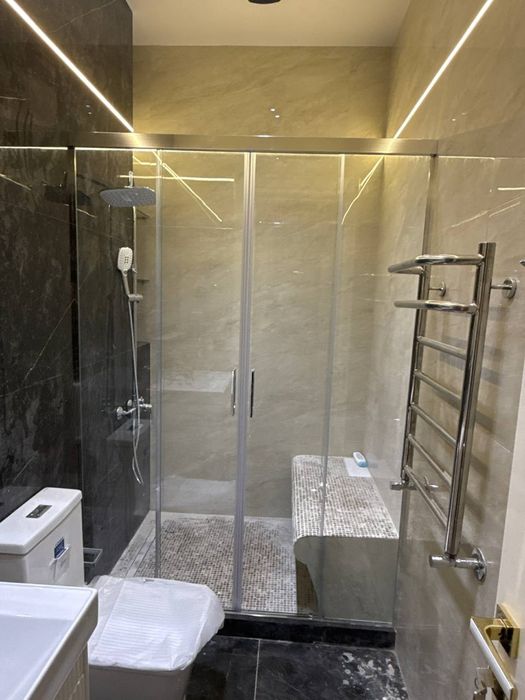 Yalangoch qizlarning yuvinishini tomosha qiling