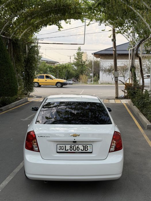 Lacetti 1.8 sotiladi