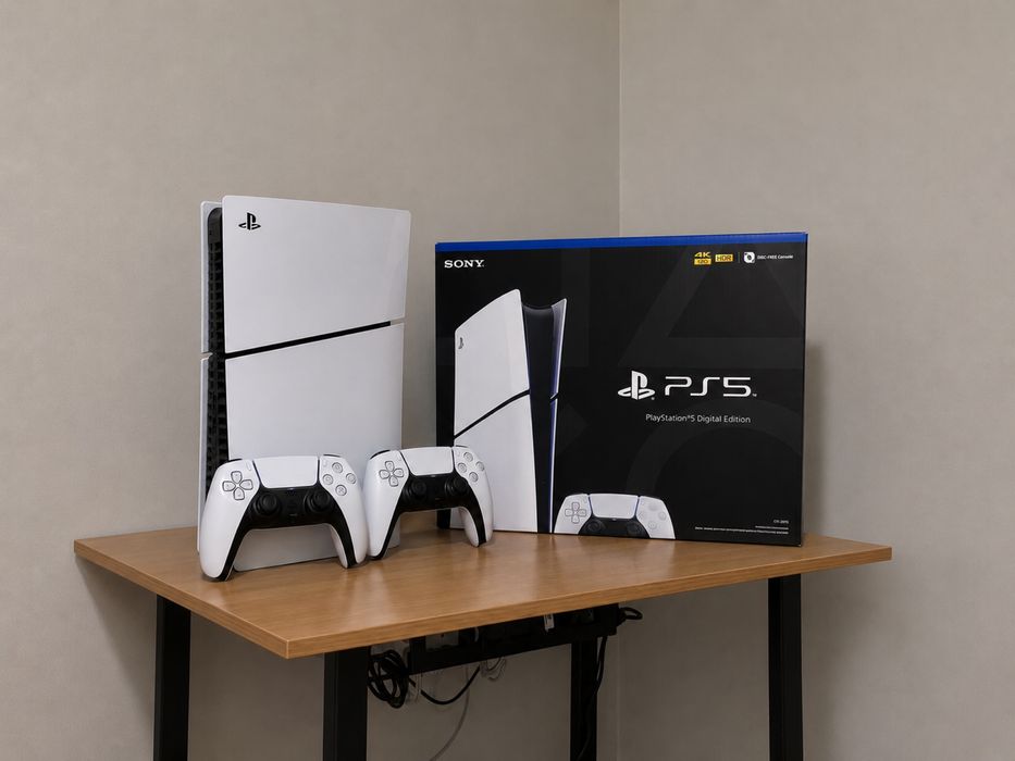 PS5 Slim Digital + подписки PS Plus и EA Play + 2 геймпада